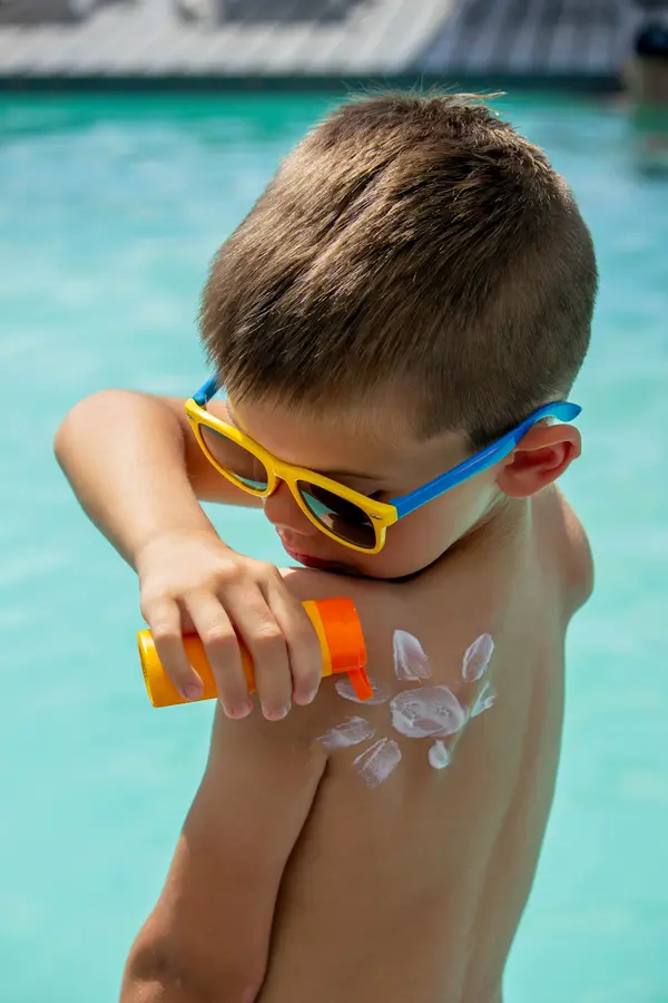 Kind smeert zichzelf in ter bescherming tegen de zon